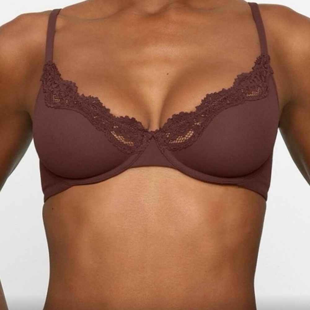 SKIMS Fits Everybody Lace Trim Bra in Cocoa